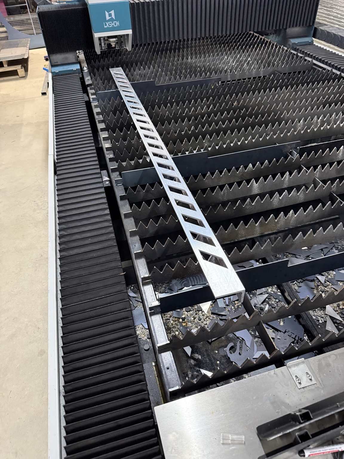 Long steel sections on the fibre laser bed